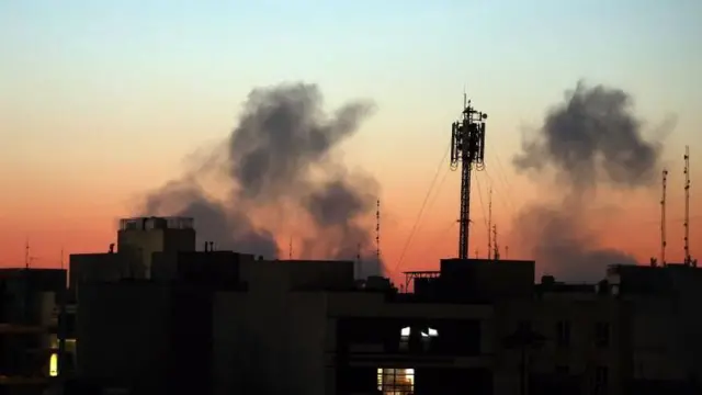 Umwotsi inyuma y'igitero co mu kirere hagati mu gisagara ca Tehran