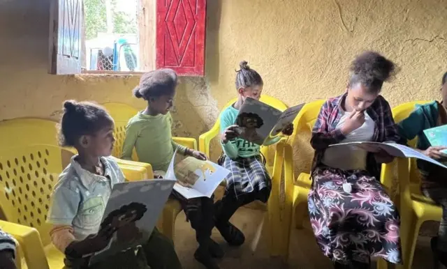 እቲ ቤተ-መጻሕፍቲ ብኦሮምኛ፡ ኣምሓርኛን እንግሊዝኛን ዝተዳለዉ ዝተፈላለዩ መጻሕፍቲ ኣለዎ