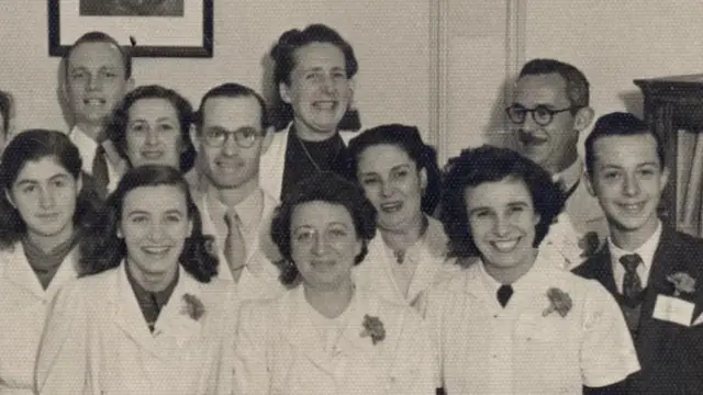 Esther Ballestrino con sus colegas del laboratorio. 