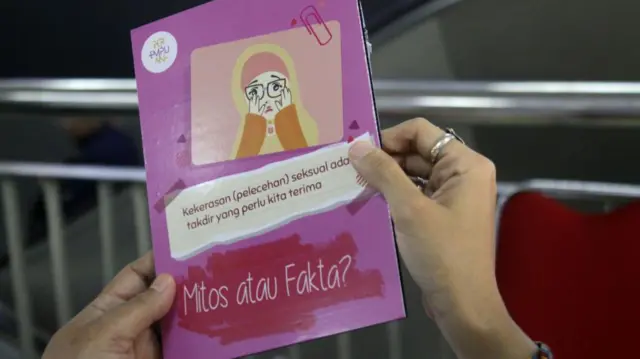 Karyawan PT. Kereta Commuter Line Indonesia (KCI) memberikan penyuluhan kepada penumpang terkait pelecehan seksual di Stasiun Kereta Api Sudirman, Jakarta, 12 Maret 2019.