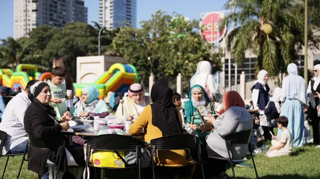 مسلمون يحتفلون بعيد الفطر