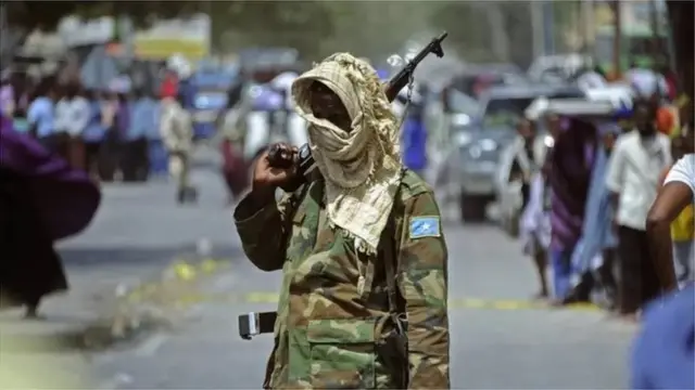 A﻿skari ka tirsan ciidanka oo qori garabka u saaran yahay