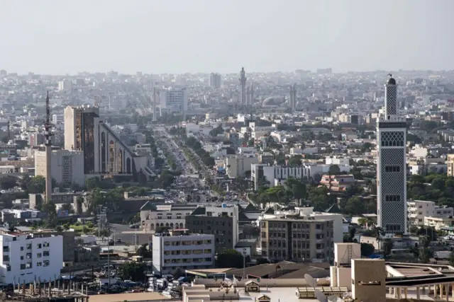 La Grande Mosquée de Dakar, à droite, et la Banque centrale des États de l'Afrique de l'Ouest (BCEAO), à gauche, se dressent parmi des immeubles résidentiels à Dakar, au Sénégal.