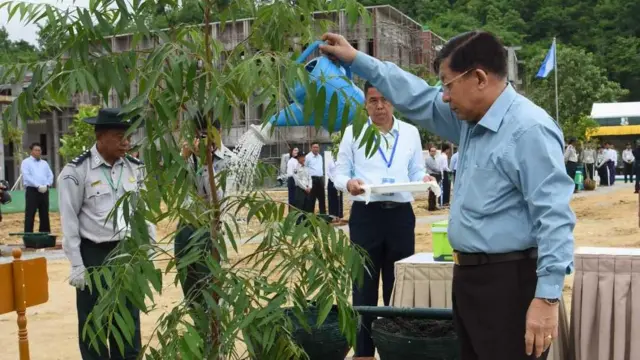 ၂၀၂၄ ဇူလိုင် ဒုတိယအကြိမ်မိုးရာသီ သစ်ပင်စိုက်ပွဲမှာ ခရေပင်စိုက်ပျိုးနေတဲ့ စစ်ခေါင်းဆောင်