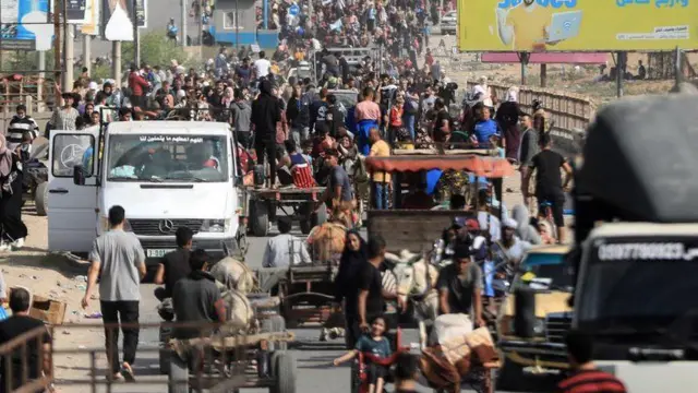 صورة تظهر مجموعات من النازحين في غزة سيراً على الأقدام