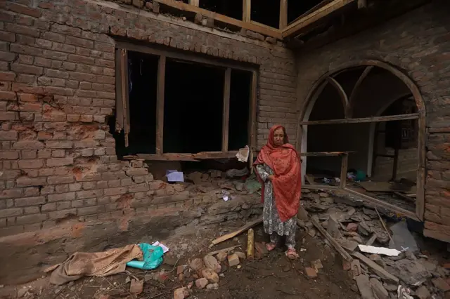 उरीमध्ये असलेल्या आपल्या घराचं नुकसान दाखवताना सईदा बेगम