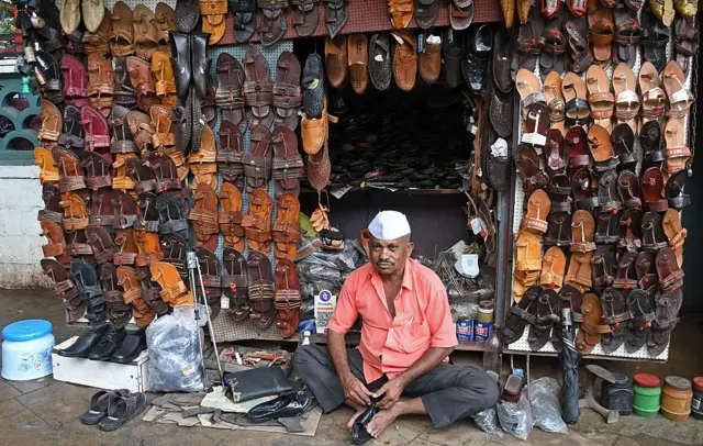 'राडा' झाल्यावर प्राडाची माघार, 85,000 रुपयांना मिळणार कोल्हापुरी पायताण