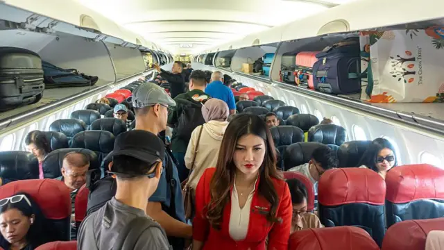 wasu fasinjoji a cikin jjirgi yayin da suke zama kafin ya tashi