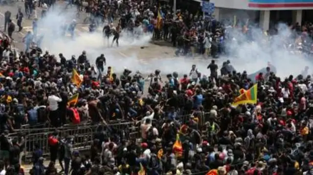 ብኣሽሓት ዝቑጸሩ ተቛወምቲ ንኣብ ርእሰ ከተማ እታ ሃገር ዝርከብ ቤተ መንግስቲ ፕረዚደንት ስሪላንካ ጎታባያ ራጃፓካሳ ኣዕለቕሊቖሞ