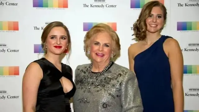 Jacqueline Mars (hagati) ari kumwe n'abuzukuru be, Graysen Airth na Katherine Burgstahler