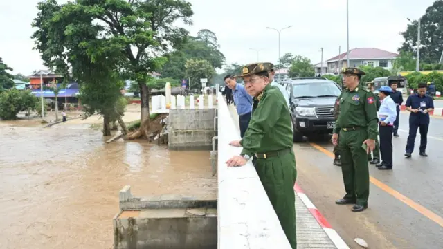 စက်တင်ဘာလ ၁၃ ရက် က နေပြည်တော် ဇေယျာသီရိမြို့နယ်နဲ့ ပုဗ္ဗသီရိမြို့နယ်တွေမှာ ရေကြီးနေတဲ့အခြေအနေကို သွားကြည့်ခဲ့တဲ့ စစ်ခေါင်းဆောင် 
