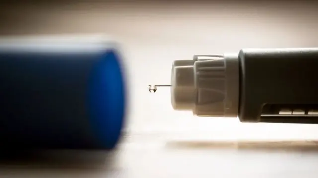 İğneden damlayan sıvıyı gösteren bir tüpün ucunu gösteren resim.