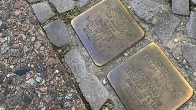 जॉर्ज शेफ़ी के स्कूल में बने स्मारक में लगी उनके मां के नाम की पट्टी 