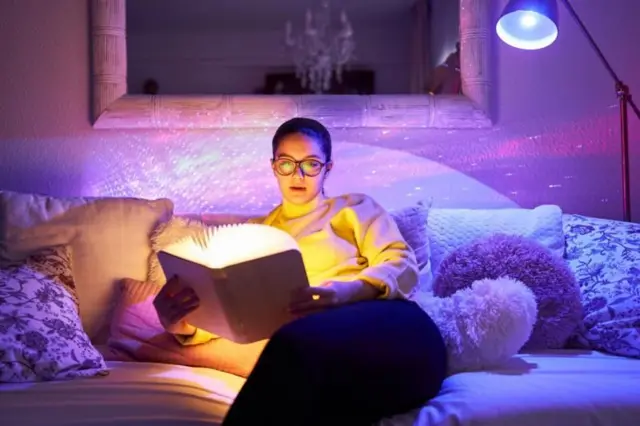 பெண் ஒருவர் படிக்கும் காட்சி