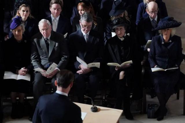 Família Real participa de funeral