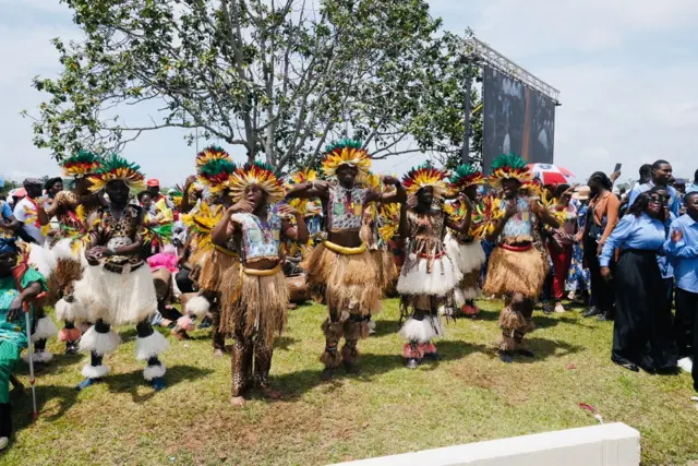 Une marée humaine, des chants liturgiques entonnés à l’unisson et des fidèles en liesse : la visite du Pape Léon XIV au Cameroun a suscité une mobilisation exceptionnelle. 