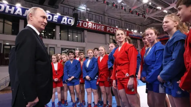 Putin ari kumwe n'abakinnyi b'imikino ngororangingo, aha ni i Krasnodar mu Burusiya, ku itariki ya 7 Werurwe (3) mu 2024