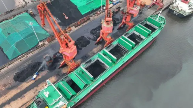 বাংলাদেশে বেশকিছু বিদ্যুৎকেন্দ্রে জ্বালানি হিসেবে কয়লা ব্যবহার করা হয়, যার একটি বড় অংশই আসে বিদেশ থেকে