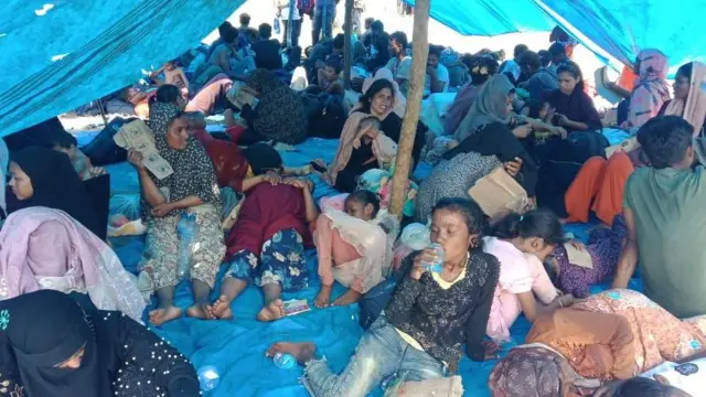 Sebanyak 147 pengungsi Rohingya mendarat di Desa Karang Gading, Kabupaten Deli Serdang, Sumatra Utara pada Sabtu (30/12) malam.