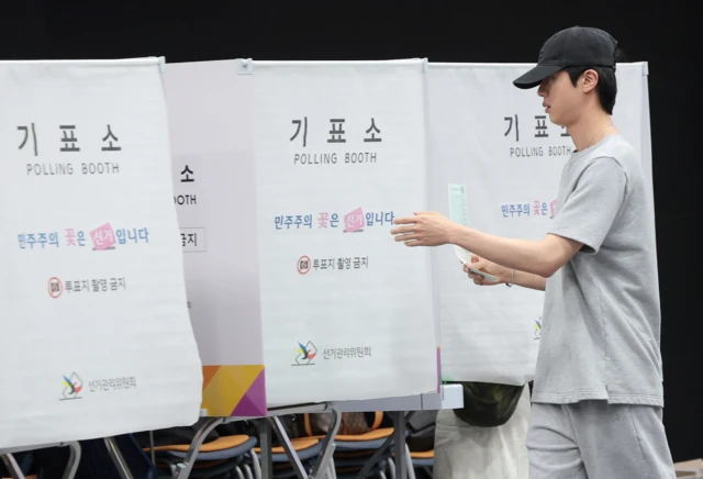 방탄소년단(BTS) 진이 서울 용산구 중부기술교육원에 마련된 한남동 제3투표소에서 한 표를 행사했다. 