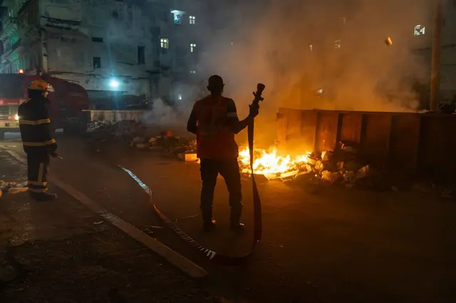 Manifestantes quemaron basura en las calles.