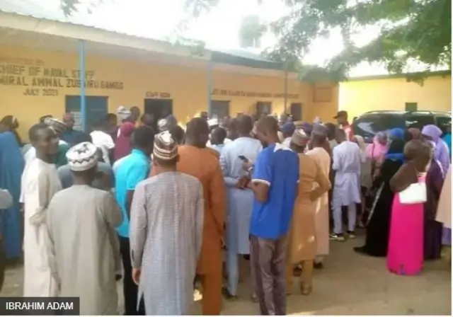 Àwọn olùdìbò ní ibùdó ìdìbò