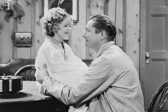 Shirley Temple como Shirley Blake y James Dunn como Loop Merritt en Bright Eyes. La niña de 5 años que salvó de la quiebra a un gran estudio de Hollywood