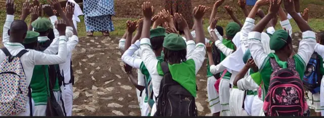 Aworana wọn akẹkọọ ti wọn kawọ soke.