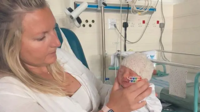 Nicola Purdie erga Fraser deessee torban lamatti iddoo wal'aansa addaa taasifamuuf keessaa kaatee yaalii kaansarii harmaa fudhataa turte