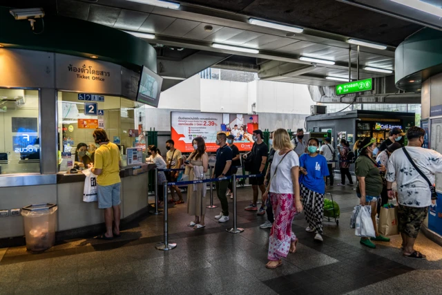 ผ﻿ู้โดยสายกำลังต่อแถวเพื่อซื้อบัตรโดยสารรถไฟฟ้าบีทีเอส