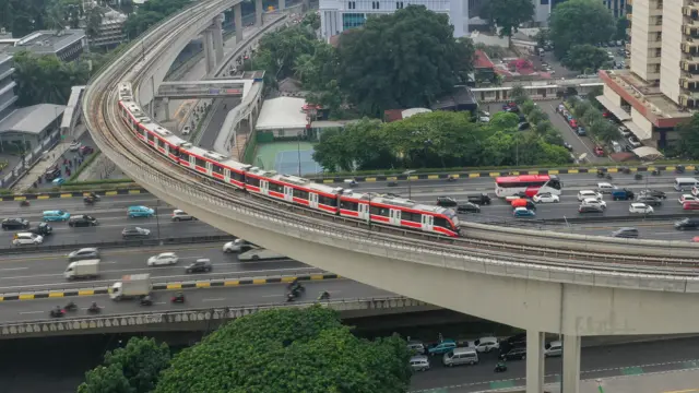 Rangkaian kereta LRT melintas di jembatan rel lengkung (longspan) Kuningan, Jakarta Selatan.