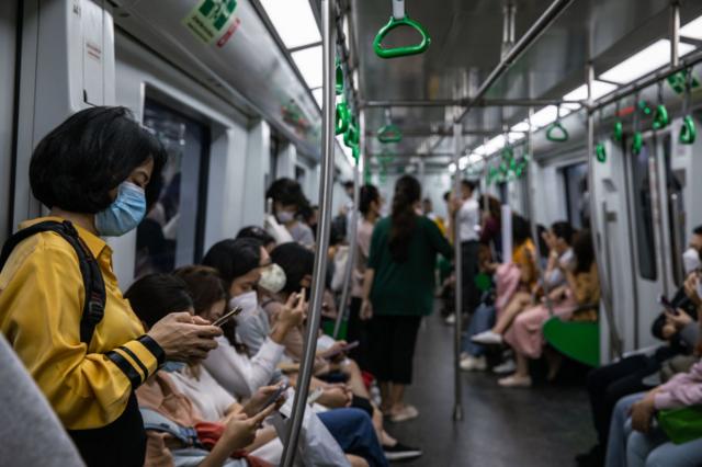 Người dân trên tàu điện ở Hà Nội