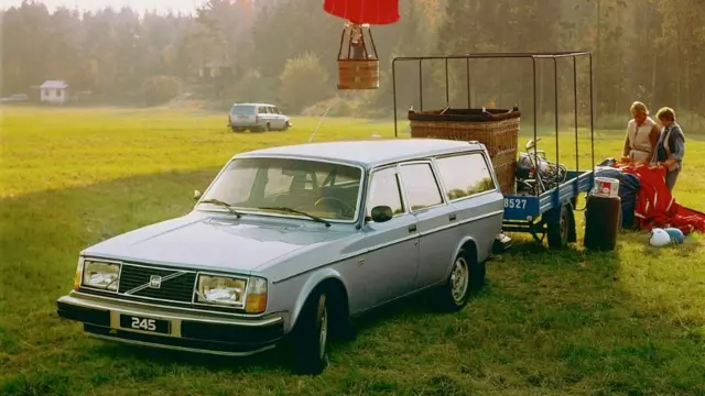 ولوو سری ۲۰۰ بین سال‌های ۱۹۷۴ تا ۱۹۹۳ تولید شد