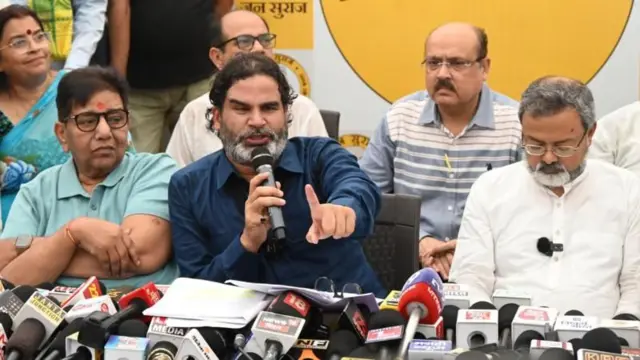 मीडिया को संबोधित करते हुए प्रशांत किशोर की तस्वीर.