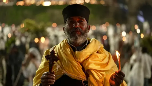 ቅድስቲ ኢለኒ ዳሜራ ኣንዲዳ እቲ ትኪ ንኣንፈት እቲ ዝተቐበረ መስቀል ተኺኹ ሓቢሩዋ፤ መስከረም 17 ኵዕታ ተጀሚሩ፤ መጋቢት 10 መስቀል ካብቲ ዝተቐበረሉ ስፍራ ወጺኡ።