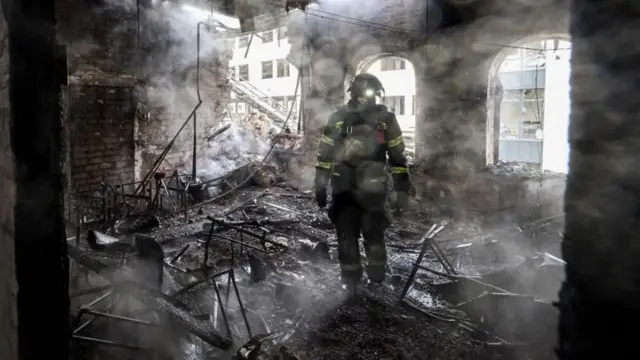 Bombeiro em meio aos escombros.