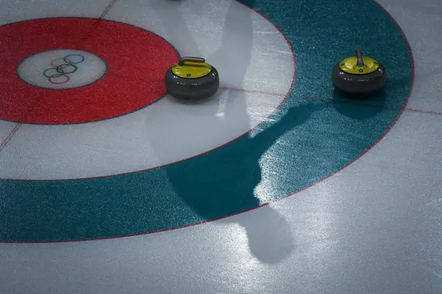 A sombra de um jogador é visível na superfície do gelo durante a sessão de todos contra todos do curling masculino entre Suíça e Grã-Bretanha nos Jogos Olímpicos de Inverno de Pyeongchang 2018, no Centro de Curling de Gangneung, em Gangneung, em 14 de fevereiro de 2018.