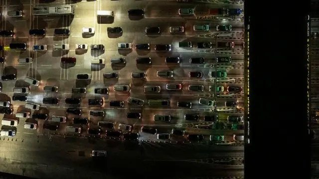 Foto udara sejumlah kendaraan pemudik memasuki Gerbang Tol Cikampek Utama menuju arah Tol Cipali di Karawang, Jawa Barat, Jumat (5/4/2024).