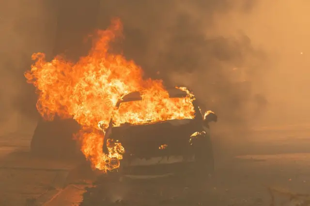 Un vehículo en llamas en Pacific Palisades, Los Ángeles, California, Estados Unidos, el 7 de enero de 2025.