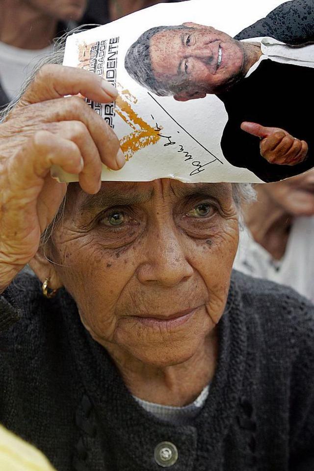 Anciana con foto de AMLO (2006)