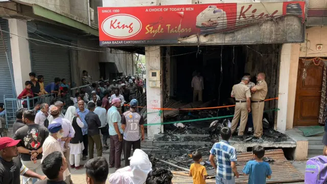 घटनास्थळी जमलेली गर्दी