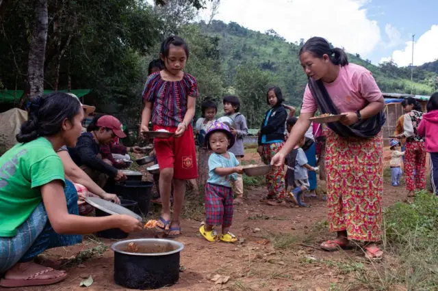 ကရင်နီ စစ်ရှောင်အမျိုးသမီးနဲ့ ကလေးငယ်တွေ