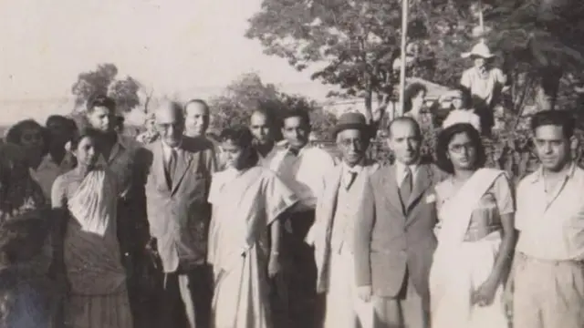 इस्रायल भेटीमध्ये स्थानिक बेने इस्रायलींबरोबर इ. मोझेस (हॅट घातलेले)