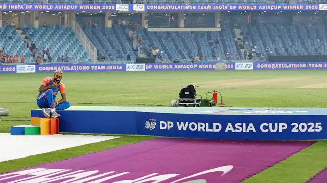 ফাঁকা ট্রফির মঞ্চে একাই বসে আছেন হার্দিক পান্ডীয়া