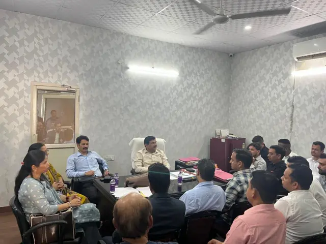 क्लब/बार संचालकों के साथ बैठक करते हुए ज़िला आबकारी अधिकारी