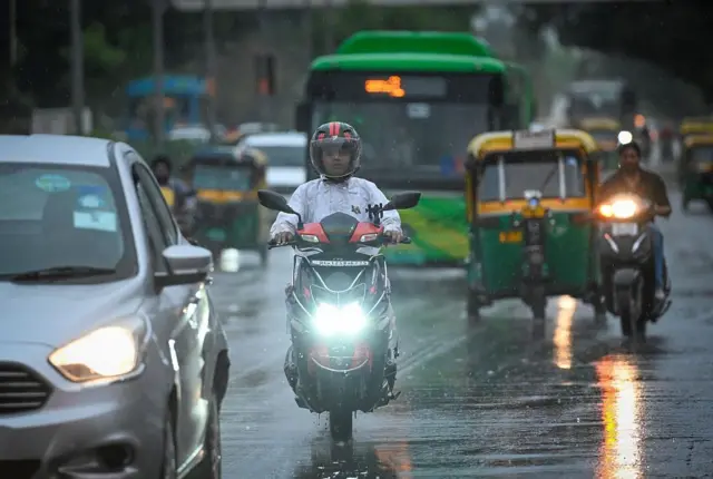 બીબીસી ગુજરાતી હવામાન વરસાદ ચોમાસું વેધર તાપમાન ગરમી ગુજરાત સૌરાષ્ટ્ર કચ્છ ગુજરાતમાં માર્ચની જેમ એપ્રિલમાં પણ વરસાદ પડશે, હવે કયા જિલ્લામાં વરસાદની આગાહી છે? ચોમાસું હવામાન બીબીસી ગુજરાતી પાણી ખેતી શિયાળો ઉનાળો ઋતુ વરસાદ