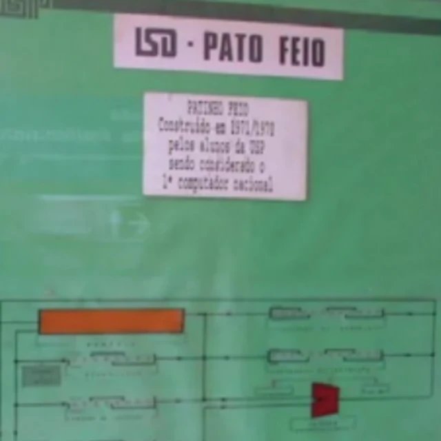 Imagem mostra uma tela verde com um diagrama técnico de um sistema eletrônico, identificado no topo como “ID – PATO FEIO”, acompanhada de uma pequena caixa de texto explicativa.