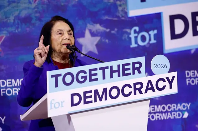 WASHINGTON, DC - 29 DE ENERO: Dolores Huerta, líder laboral, activista por los derechos civiles y cofundadora de United Farm Workers, habla en el escenario durante Together For Democracy 2026, organizado por Democracy Forward en Conrad Washington el 29 de enero de 2026 en Washington, DC. (Foto de Paul Morigi/Getty Images para Democracy Forward)