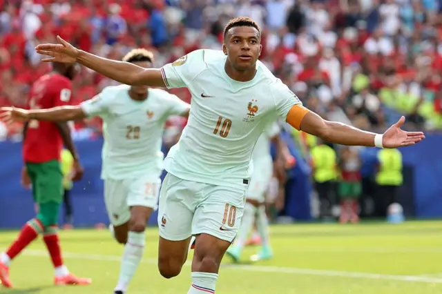 Kylian Mbappé célèbre le premier but de son équipe lors du quart de finale de la Coupe du monde de football 2026 opposant la France au Maroc