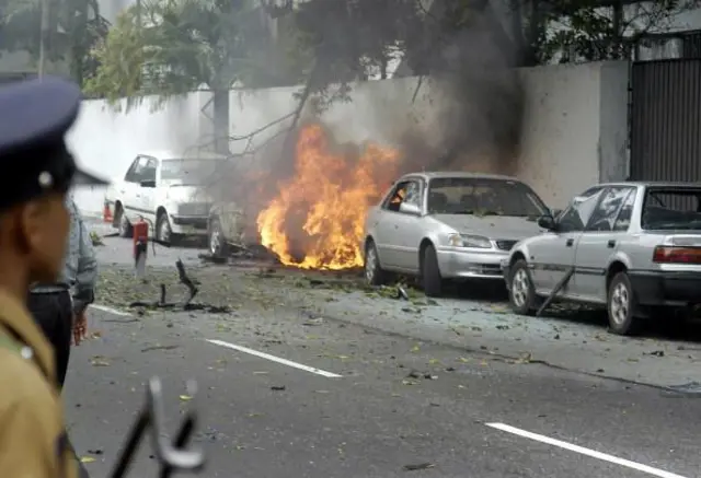 එවකට ශ්‍රී ලංකාවේ සිටින පකිස්තාන මහකොමසාරිස්වරයා ගමන් ගත් රථ පෙළ ඉලක්ක කර 2006 වසරේ කොල්ලුපිටිය ප්‍රදේශයේ දී මෙම බෝම්බ ප්‍රහාරය එල්ල කර තිබුණි.